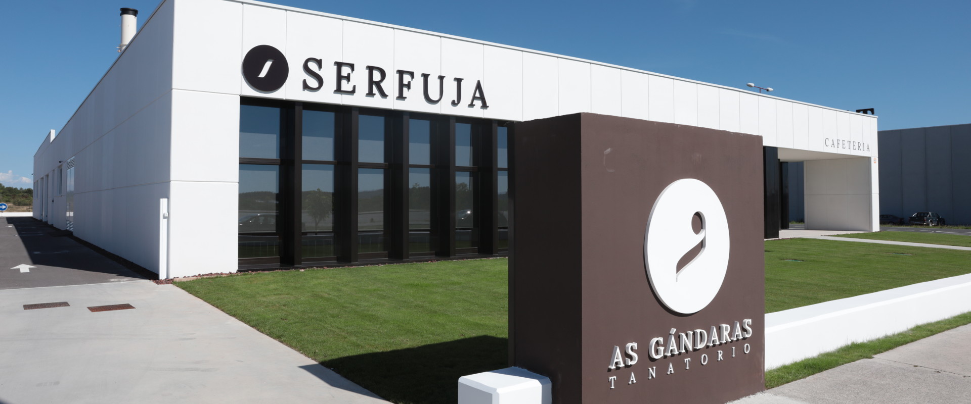 Cerramientos acristalados con perfiles de aluminio en el Tanatorio As Gándaras de Lugo